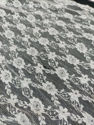 Mantilla de encaje blanco muy dañada