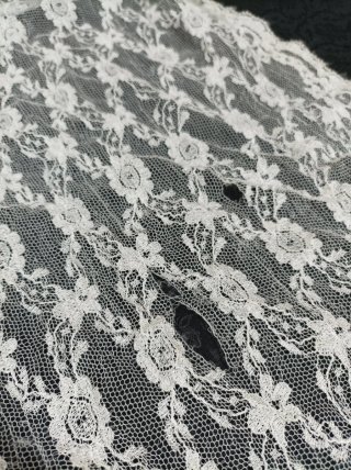 Mantilla de encaje blanco muy dañada