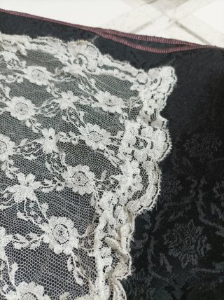 Mantilla de encaje blanco muy dañada