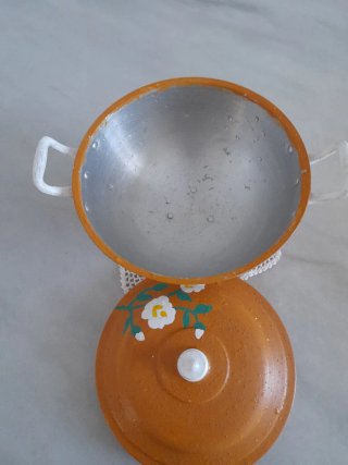 SOPERA de aluminio antiguo con flores