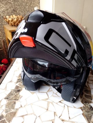 Casco MT Genesis Talla L + Cuello y Guantes verano