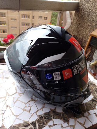 Casco MT Genesis Talla L + Cuello y Guantes verano