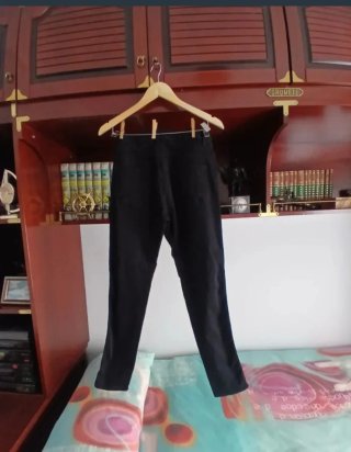 Pantalones negros con raya lateral