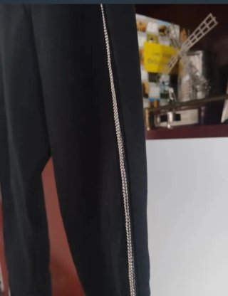 Pantalones negros con raya lateral