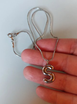 Collar acero plateado inicial S