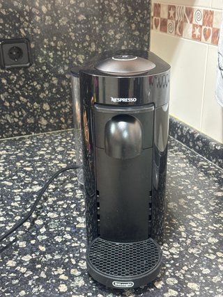 Cafetera Nespresso Negra vertuo plus