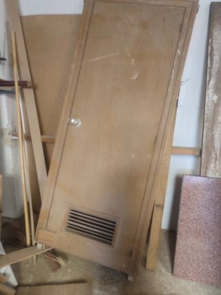 Puerta de madera con marco
