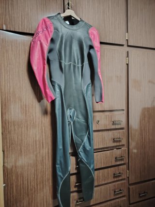 Traje de neopreno mujer negro y rosa