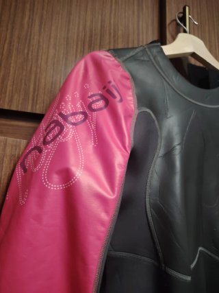 Traje de neopreno mujer negro y rosa