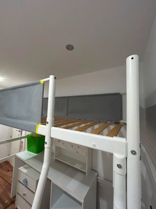 Cama alta IKEA VITVAL gris y blanca