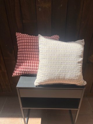 2 cojines de tonos rosados Ikea