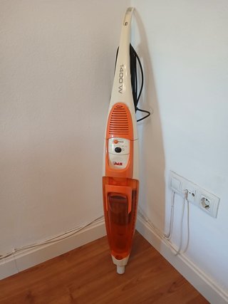 Aspiradora de mano 1400W marca Polti.
