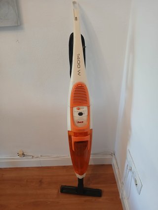 Aspiradora de mano 1400W marca Polti.