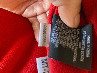 Parka infantil negra con detalles rojos