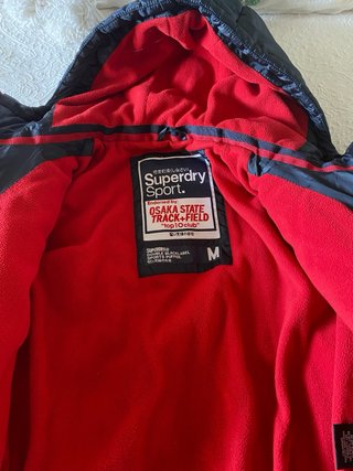 Parka infantil negra con detalles rojos