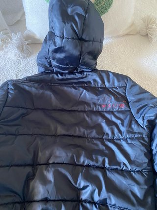 Parka infantil negra con detalles rojos