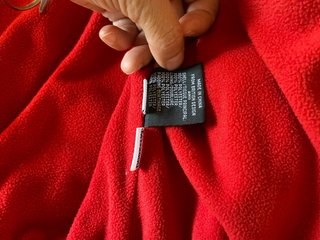 Parka infantil negra con detalles rojos