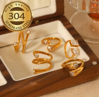 Anillo Dorado Ajustable con Circonita