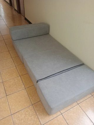 Puf convertible en cama y sillón gris