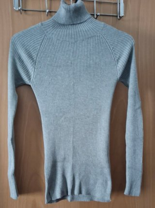 Jersey de cuello alto gris