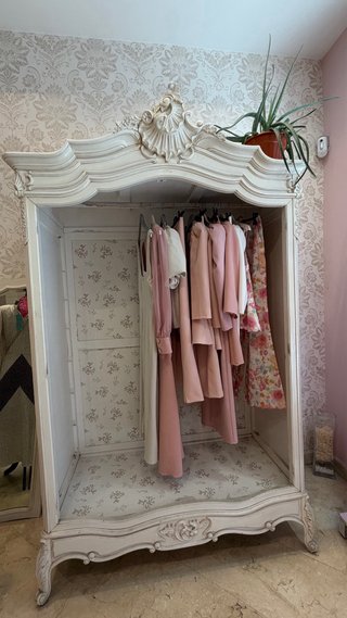 Armario vintage blanco con puertas con espejos.