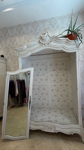 Armario vintage blanco con puertas con espejos.