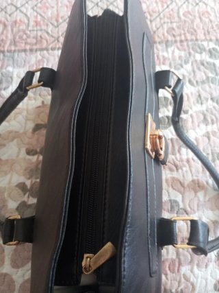 Bolso negro con candado dorado