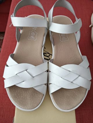 Sandalias de piel para niña