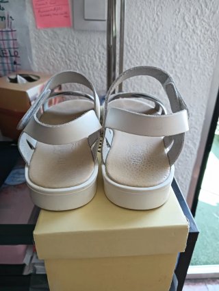 Sandalias de piel para niña