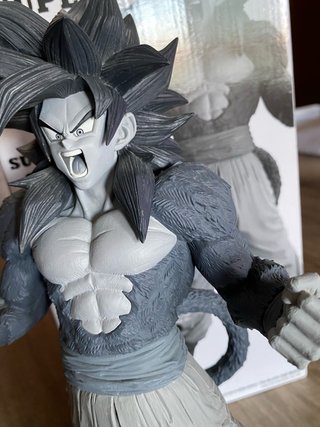 Figura Goku SSJ4 Blanco y Negro Banpresto