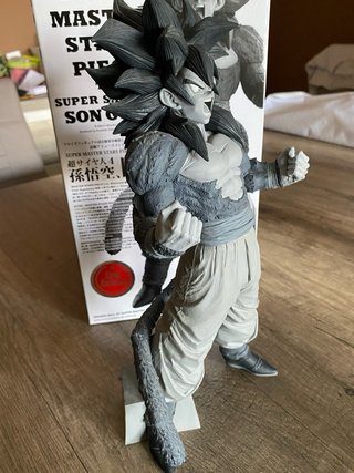 Figura Goku SSJ4 Blanco y Negro Banpresto