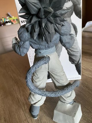 Figura Goku SSJ4 Blanco y Negro Banpresto