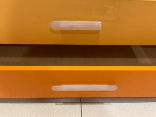 ARMARIO 3 PUERTAS CON CAJONES BEIGE/NARANJA
