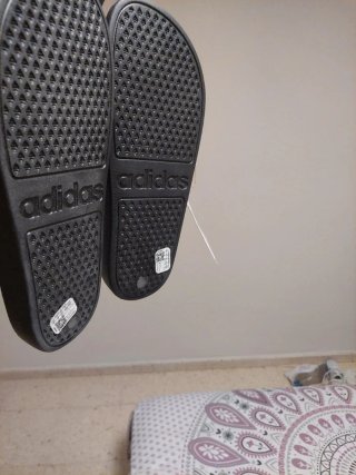 Chanclas Adidas Adilette Negras y Blancas.