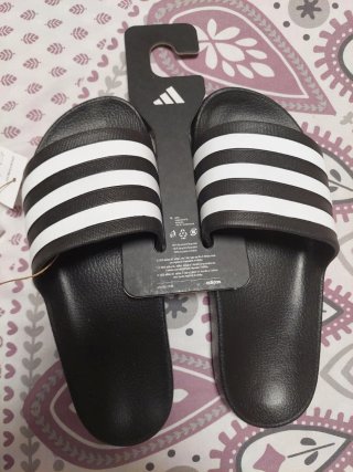 Chanclas Adidas Adilette Negras y Blancas.