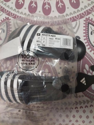 Chanclas Adidas Adilette Negras y Blancas.