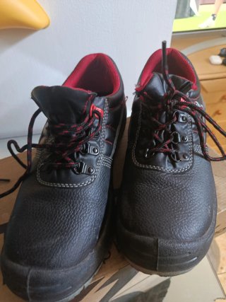 Zapatos de seguridad negros y rojos