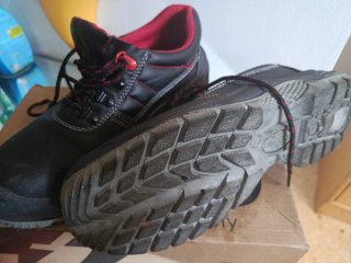 Zapatos de seguridad negros y rojos