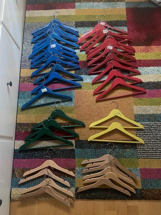 Lote de 39 perchas pequeñas de colores.