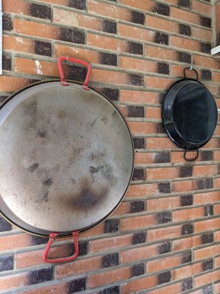 Paelleras y sartén metálicas