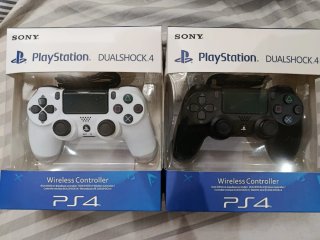Pacchetto 2 Controller PS4 DualShock Nero e Bianco