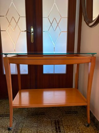 Mesa recibidor con ruedas de madera y cristal