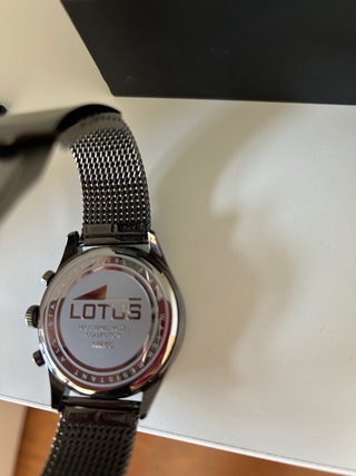Reloj Lotus Negro y Dorado