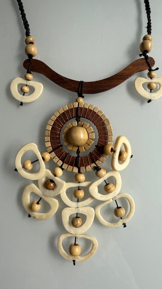 Collar de madera artesanal