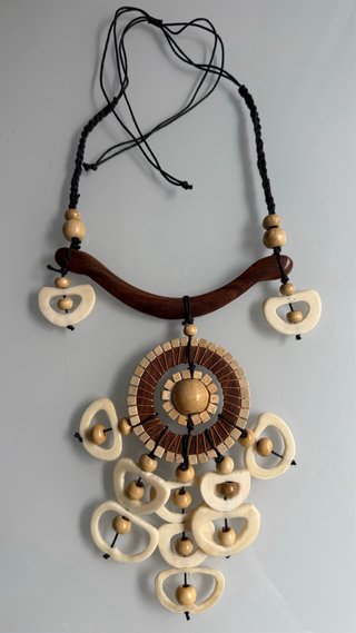 Collar de madera artesanal