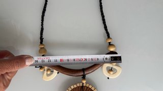 Collar de madera artesanal