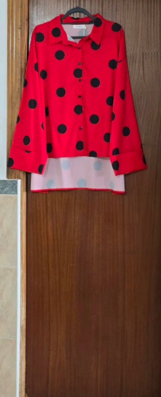 Camisa roja con lunares negros largo desigual