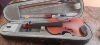 violín 1/8 con funda y accesorios , falta cordal