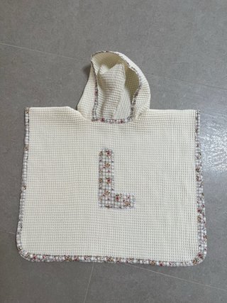 Poncho infantil con capucha