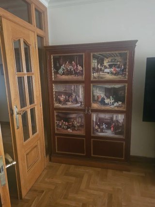 Zapatero de madera con detalles dorados